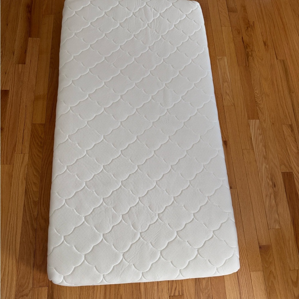 Newton White crib mattress - Picture 12 of 13